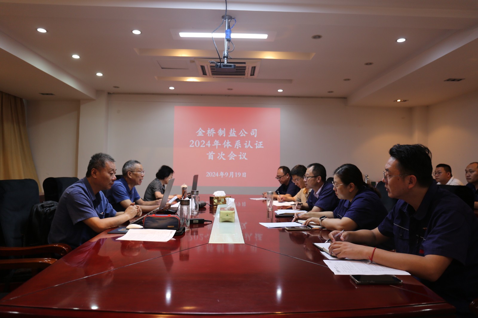 近日，金橋制鹽公司通過北京世標(biāo)認(rèn)證中心審核，給予食品安全管理體系、環(huán)境管理體系和職業(yè)健康安全管理體系認(rèn)證“保持認(rèn)證資格”的監(jiān)督審核結(jié)論，給予質(zhì)量管理體系認(rèn)證“再次注冊(cè)”的再認(rèn)證審核結(jié)論。通過審核，是對(duì)公司精細(xì)化管理成果的檢驗(yàn)，促進(jìn)公司內(nèi)控管理水平持續(xù)提升。（李曉月）