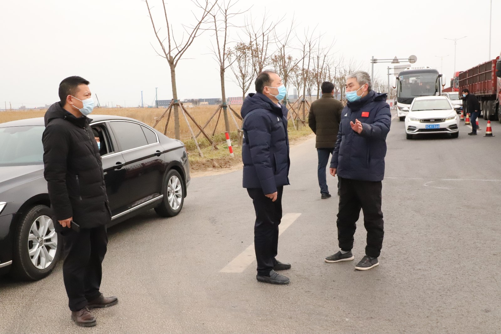 領導沖鋒在前1.JPG 領導沖鋒在前1.JPG